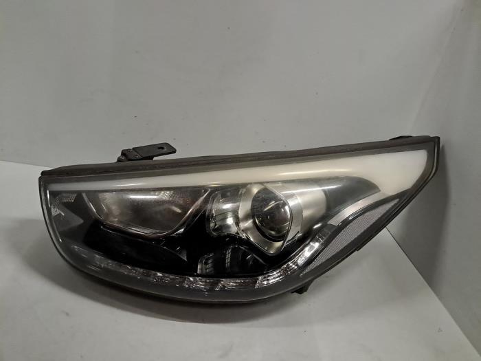Używane Reflektor lewy Hyundai iX35 (LM) 1.6 GDI 16V Cena € 242,00 Z VAT oferowane przez De Jonghe Recuparts