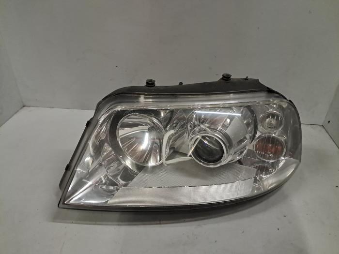 Używane Reflektor lewy Volkswagen Sharan (7M8/M9/M6) 1.9 TDI 115 4Motion Cena € 151,25 Z VAT oferowane przez De Jonghe Recuparts