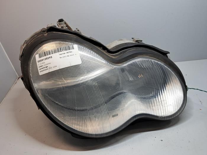 Używane Reflektor prawy Mercedes C (W203) 1.8 C-180K 16V Cena € 60,50 Z VAT oferowane przez De Jonghe Recuparts