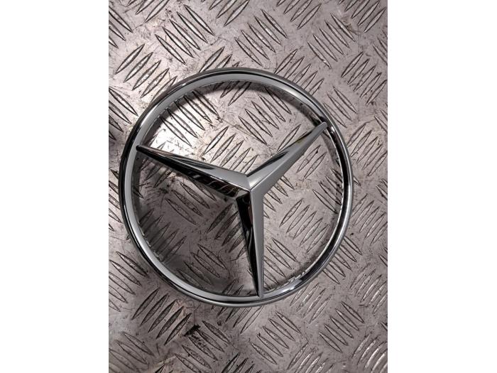 Używane Emblemat Mercedes Vito (639.6) Cena € 36,30 Z VAT oferowane przez De Jonghe Recuparts