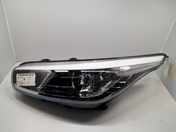 Używane Reflektor lewy Kia Cee'd (JDB5) 1.4i 16V Cena € 453,75 Z VAT oferowane przez De Jonghe Recuparts