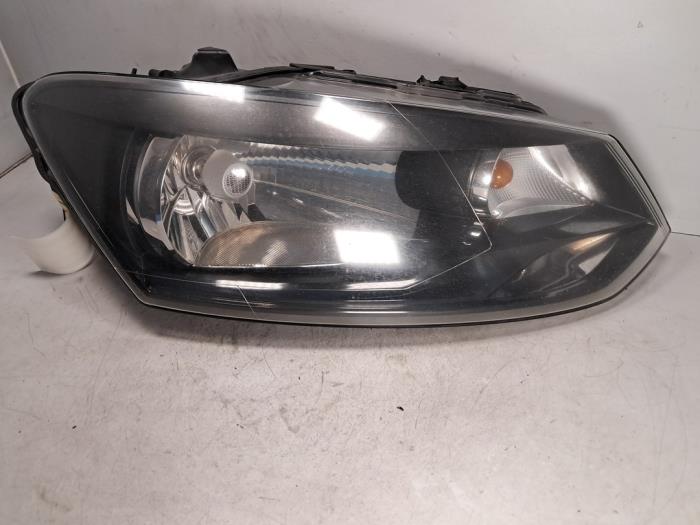 Używane Reflektor prawy Volkswagen Polo V (6R) 1.2 TDI 12V BlueMotion Cena € 60,50 Z VAT oferowane przez De Jonghe Recuparts