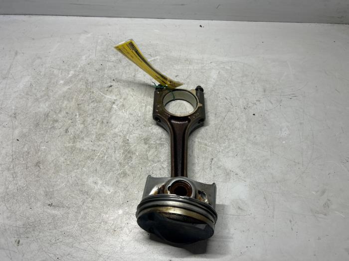 Usados Pistón Skoda Octavia (5EAA) 1.8 TSI 16V Precio € 60,50 IVA incluido ofrecido por De Jonghe Recuparts