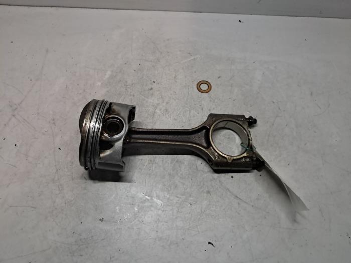 Usados Pistón Skoda Octavia (5EAA) 1.8 TSI 16V Precio € 60,50 IVA incluido ofrecido por De Jonghe Recuparts