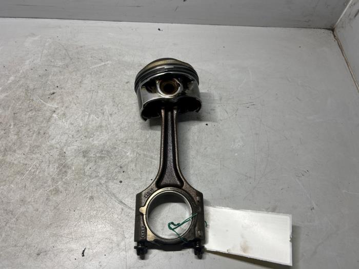Usados Pistón Skoda Octavia (5EAA) 1.8 TSI 16V Precio € 60,50 IVA incluido ofrecido por De Jonghe Recuparts