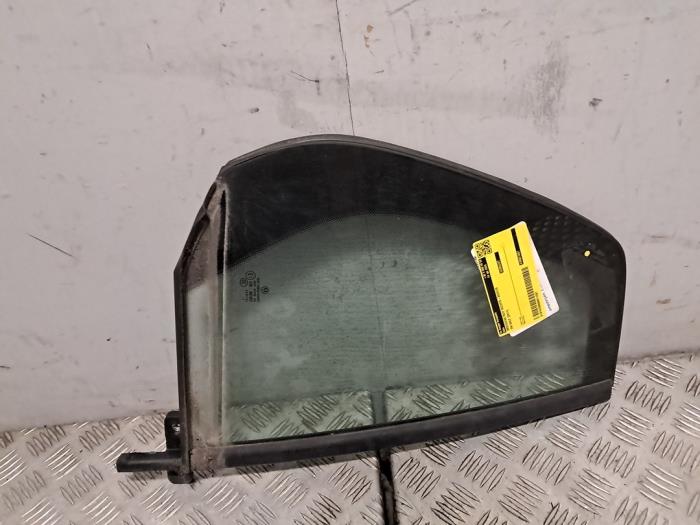 Usados Ventanilla triangular derecha detrás Volkswagen Golf VI (5K1) 1.2 TSI Precio € 60,50 IVA incluido ofrecido por De Jonghe Recuparts
