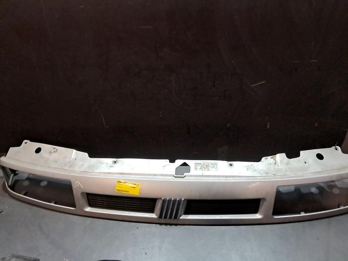 Używane Grill Fiat Ulysse (220) Cena € 24,20 Z VAT oferowane przez De Jonghe Recuparts