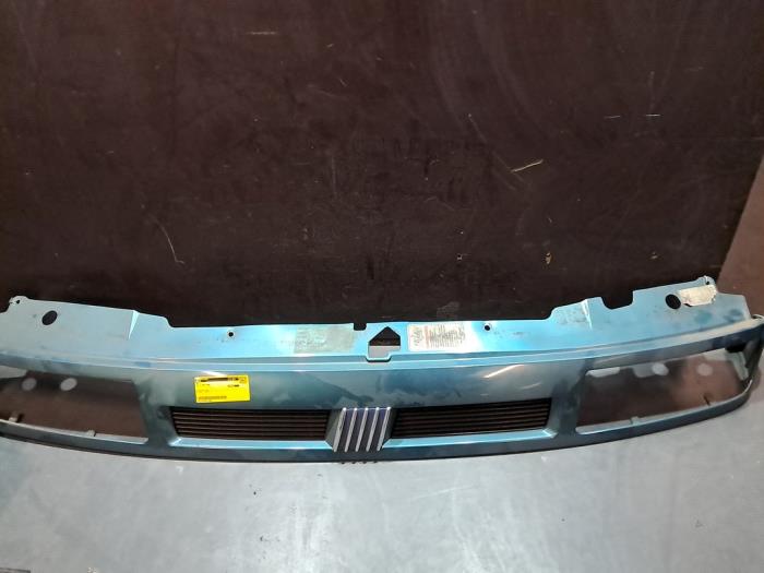 Używane Grill Fiat Ulysse (220) Cena € 24,20 Z VAT oferowane przez De Jonghe Recuparts
