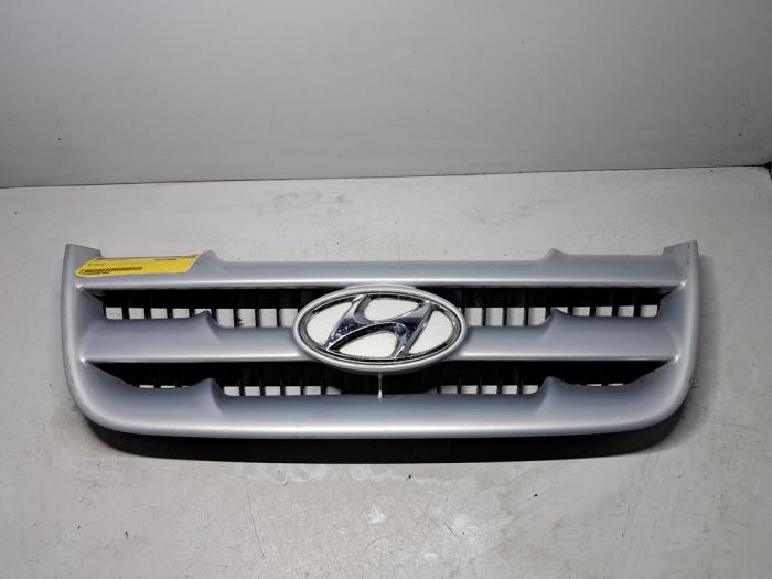 Używane Grill Hyundai Matrix Cena € 24,20 Z VAT oferowane przez De Jonghe Recuparts