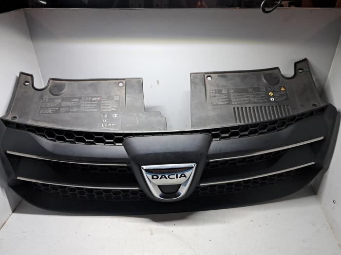 Używane Grill Dacia Logan II Cena € 48,40 Z VAT oferowane przez De Jonghe Recuparts
