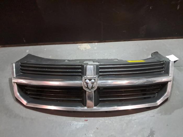 Begagnade Grill Dodge Avenger Pris € 36,30 Inklusive moms erbjuds av De Jonghe Recuparts