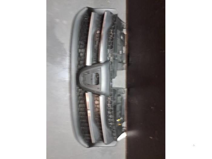 Używane Grill Dacia Logan II Cena € 48,40 Z VAT oferowane przez De Jonghe Recuparts