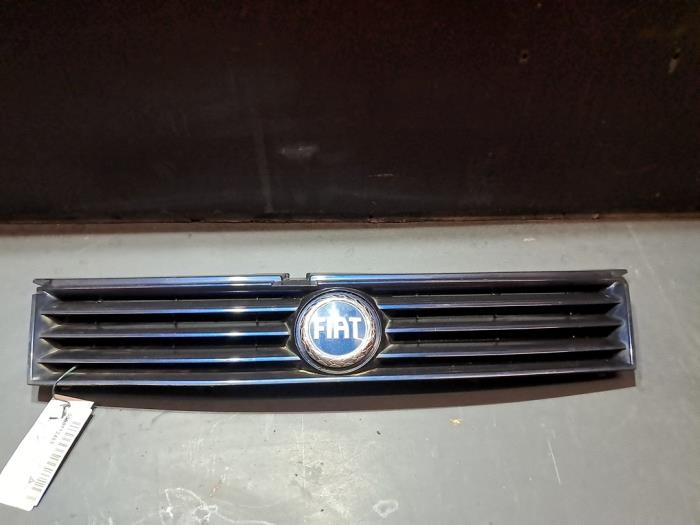 Używane Grill Fiat Stilo (192A/B) Cena € 18,15 Z VAT oferowane przez De Jonghe Recuparts