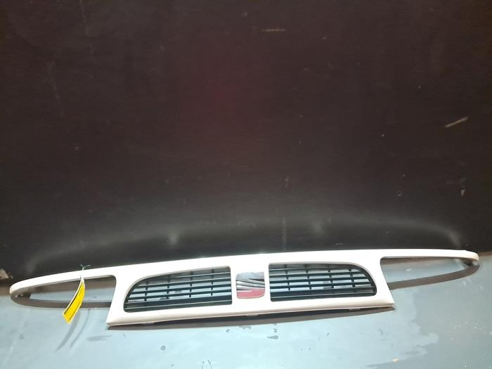 Używane Grill Seat Inca (6K9) Cena € 18,15 Z VAT oferowane przez De Jonghe Recuparts