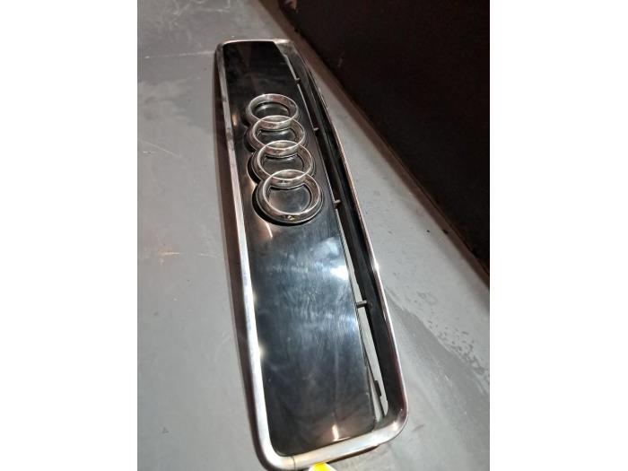 Begagnade Grill Audi A2 (8Z0) Pris € 24,20 Inklusive moms erbjuds av De Jonghe Recuparts