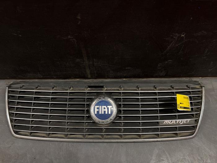 Używane Grill Fiat Croma (194) Cena € 36,30 Z VAT oferowane przez De Jonghe Recuparts