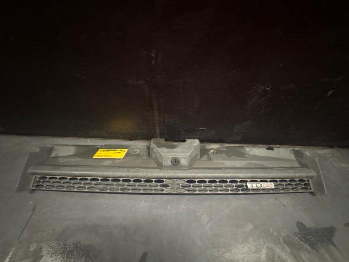 Używane Grill Ford Transit Connect Cena € 24,20 Z VAT oferowane przez De Jonghe Recuparts