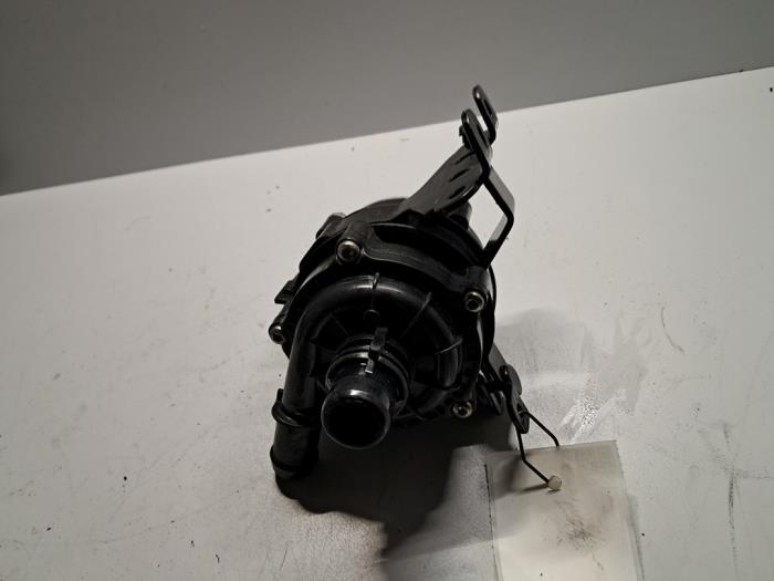 Begagnade Extra vattenpump Volvo XC40 (XZ) 1.5 T4 Plug-in Hybrid 12V Pris € 78,65 Inklusive moms erbjuds av De Jonghe Recuparts