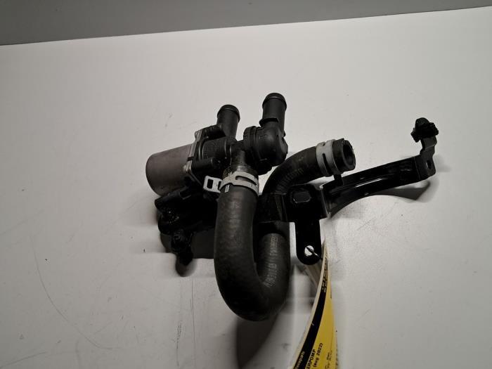 Begagnade Extra vattenpump Volvo XC40 (XZ) 1.5 T4 Plug-in Hybrid 12V Pris € 36,30 Inklusive moms erbjuds av De Jonghe Recuparts