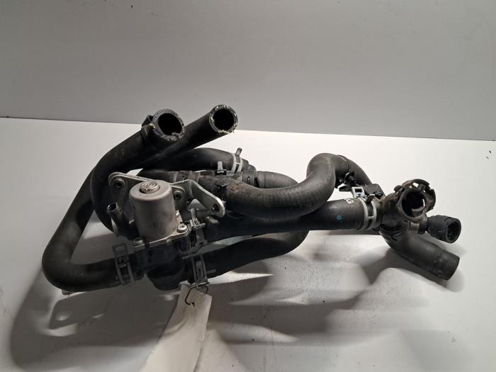 Begagnade Extra vattenpump Volvo XC40 (XZ) 1.5 T4 Plug-in Hybrid 12V Pris € 121,00 Inklusive moms erbjuds av De Jonghe Recuparts
