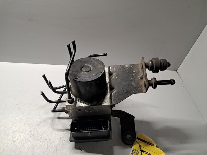 ABS-pump från en Volkswagen Polo IV (9N1/2/3) 1.2 12V 2006