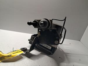 ABS-pump från en Volkswagen Polo IV (9N1/2/3) 1.2 12V 2006