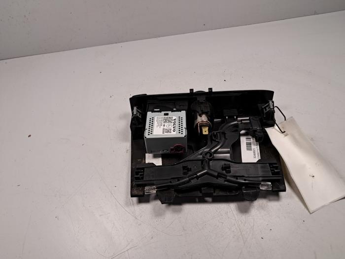 Begagnade AUX/USB-anslutning Volvo XC40 (XZ) 1.5 T4 Plug-in Hybrid 12V Pris € 36,30 Inklusive moms erbjuds av De Jonghe Recuparts