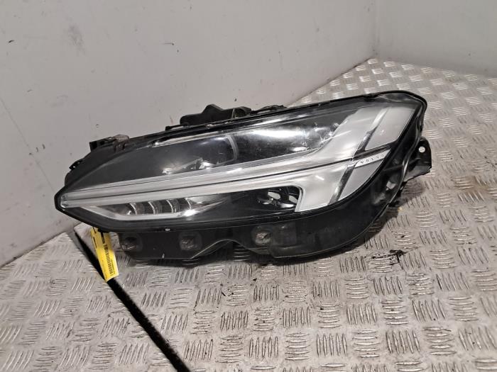 Używane Reflektor lewy Volvo V90 II (PW) 2.0 D3 16V Cena € 786,50 Z VAT oferowane przez De Jonghe Recuparts