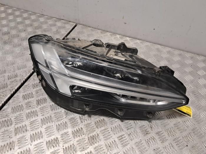 Używane Reflektor prawy Volvo V90 II (PW) 2.0 T6 16V AWD Cena € 544,50 Z VAT oferowane przez De Jonghe Recuparts