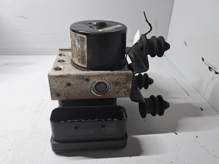 Begagnade ABS-pump Volkswagen Caddy III (2KA,2KH,2CA,2CH) 2.0 SDI Pris € 151,25 Inklusive moms erbjuds av De Jonghe Recuparts