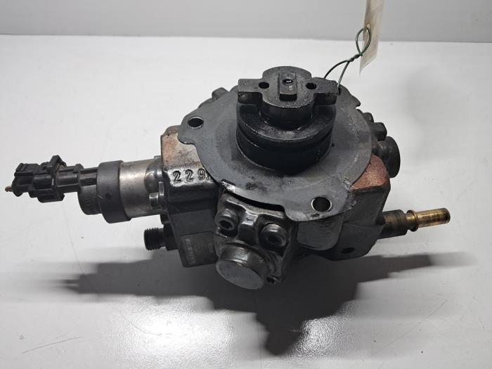 Usagé Pompe diesel Citroen C-Crosser 2.2 HDiF 16V Prix € 242,00 Prix TTC proposé par De Jonghe Recuparts