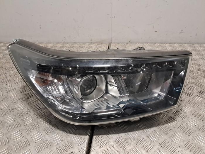 Używane Reflektor prawy Ssang Yong Tivoli 1.6 e-XDi 16V 2WD Cena € 605,00 Z VAT oferowane przez De Jonghe Recuparts