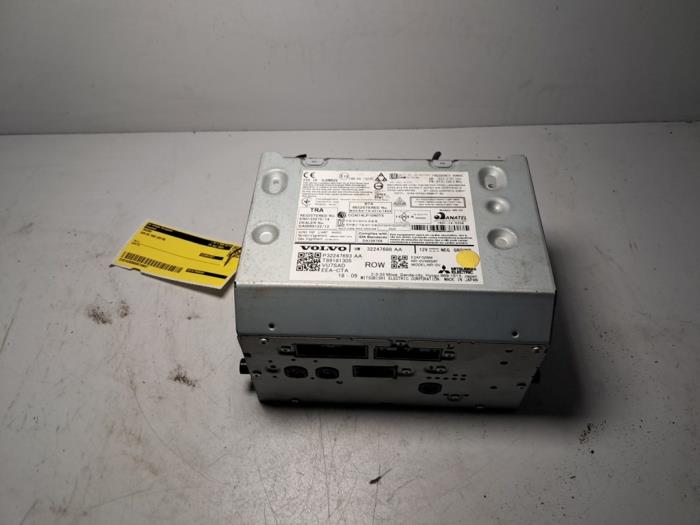 Używane Radio Volvo V90 II (PW) 2.0 T6 16V AWD Cena € 423,50 Z VAT oferowane przez De Jonghe Recuparts