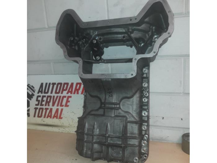 Usagé Couvercle carter Mercedes C Combi (S203) 3.0 C-30 CDI AMG 20V Prix € 120,00 Règlement à la marge proposé par EU Engines & Parts BV