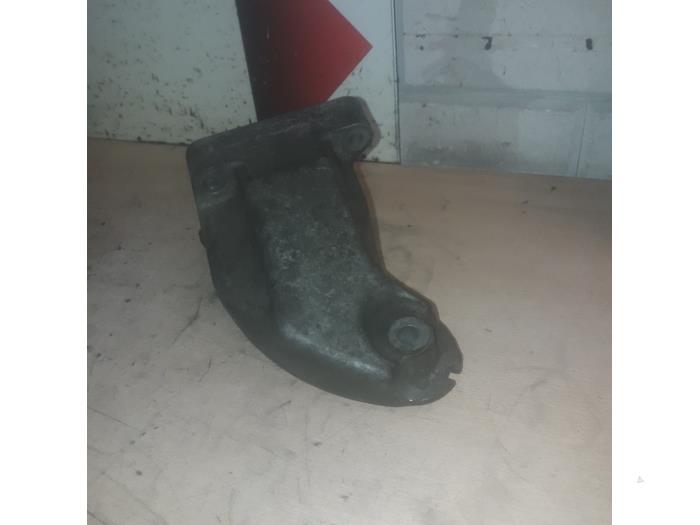 Used Engine mount Mercedes C Estate (S204) 3.0 C-320 CDI V6 24V Price € 30,00 Margin scheme offered by EU Engines & Parts BV