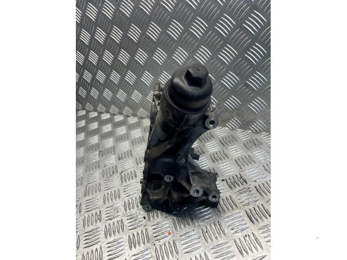 Begagnade Oljefilterhus Mercedes E (W213) E-220d 2.0 Turbo 16V 4-Matic Pris € 75,00 Marginaltabell erbjuds av EU Engines & Parts BV