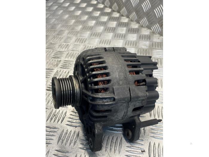 Begagnade Dynamo Volkswagen Passat (3C2) 1.9 TDI Pris € 50,00 Marginaltabell erbjuds av EU Engines & Parts BV