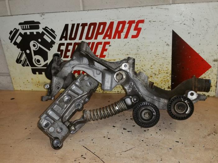 Usagé Support dynamo bas Mercedes B (W246/W242) 1.8 B-200 CDI BlueEFFICIENCY 16V Prix € 50,00 Règlement à la marge proposé par EU Engines & Parts BV