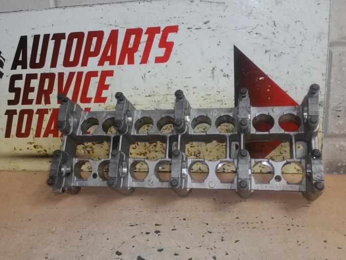Gebrauchte Nockenwellengehäuse Mercedes E (VF211) 2.2 E-220 CDI 16V Preis € 50,00 Margenregelung angeboten von EU Engines & Parts BV