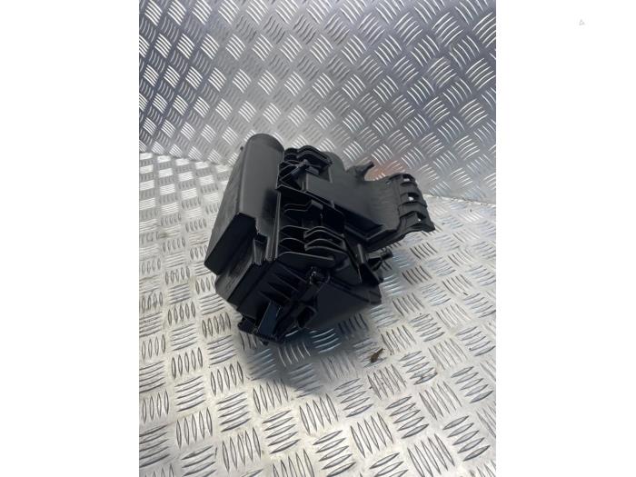 Begagnade Luftfilterhus Mercedes E (C207) E-200 CGI 16V BlueEfficiency Pris € 50,00 Marginaltabell erbjuds av EU Engines & Parts BV
