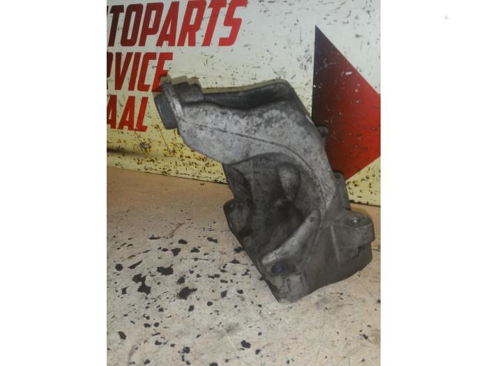 Used Engine mount Mercedes Vito (639.6) 2.2 116 CDI 16V Euro 5 Price € 35,00 Margin scheme offered by EU Engines & Parts BV