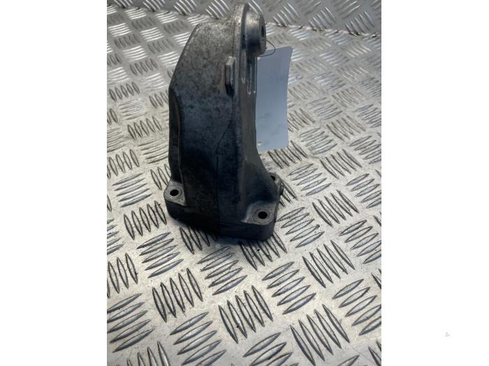 Used Engine mount Mercedes E (W212) E-350 CDI BlueEfficiency V6 24V 4-Matic Price € 35,00 Margin scheme offered by EU Engines & Parts BV