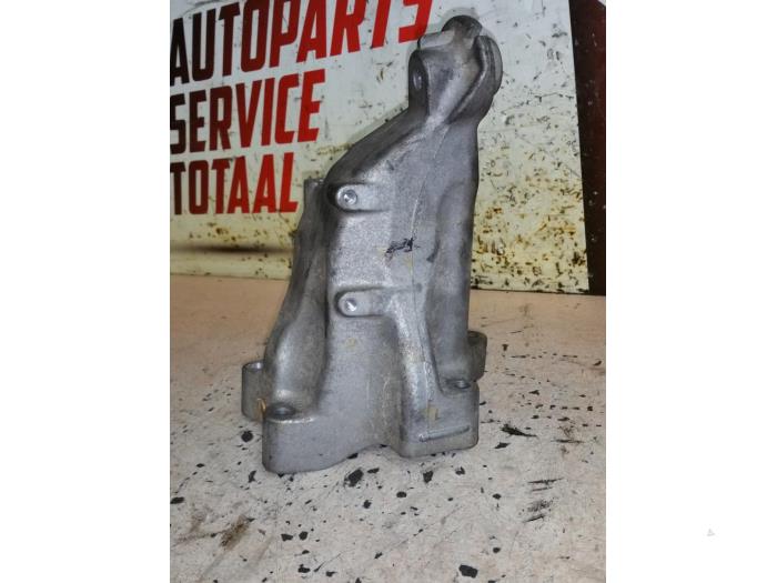 Used Engine mount Mercedes E (C207) E-220 CDI 16V BlueEfficiency Price € 25,00 Margin scheme offered by EU Engines & Parts BV
