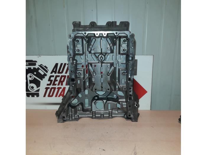 Usagé Couvercle carter Mercedes C (W205) C-200d 2.2 16V Prix € 75,00 Règlement à la marge proposé par EU Engines & Parts BV