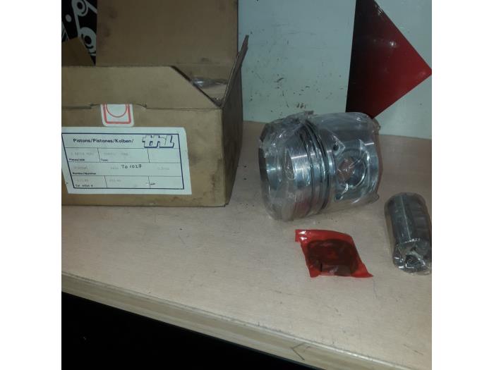 Nuevos Pistón Toyota Dyna 200 3.4D Precio € 181,50 IVA incluido ofrecido por EU Engines & Parts BV
