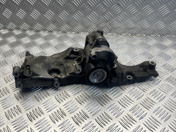 Usagé Support dynamo haut Peugeot Expert (V1/VA/VB/VE/VF/VT/VY) 2.0 Blue HDi 120 16V Prix € 50,00 Règlement à la marge proposé par EU Engines & Parts BV