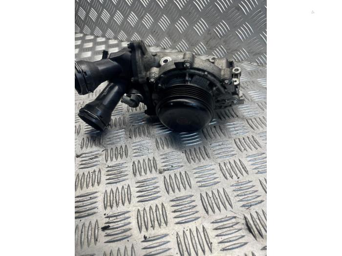 Używane Pompa wodna Mercedes E (W213) E-200d 2.0 Turbo 16V Cena € 75,00 Procedura marży oferowane przez EU Engines & Parts BV