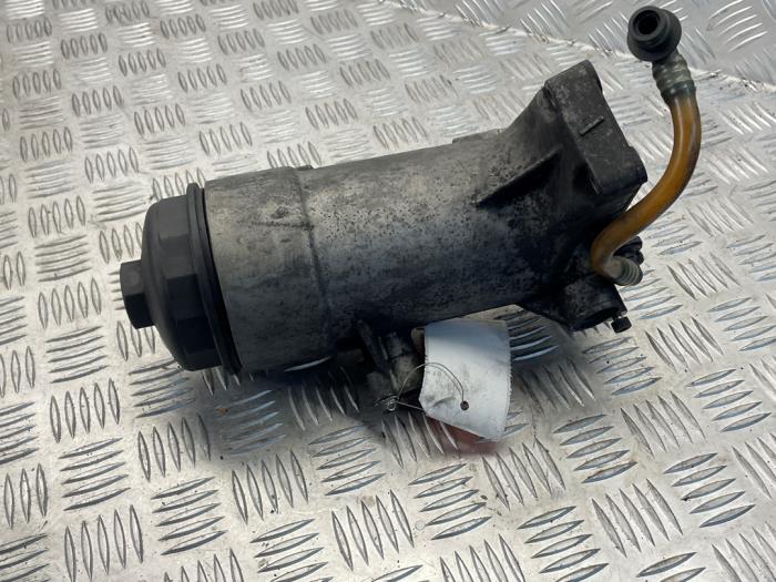 Gebrauchte Ölfiltergehäuse Mercedes Sprinter 3t (903) 308D Preis € 40,00 Margenregelung angeboten von EU Engines & Parts BV