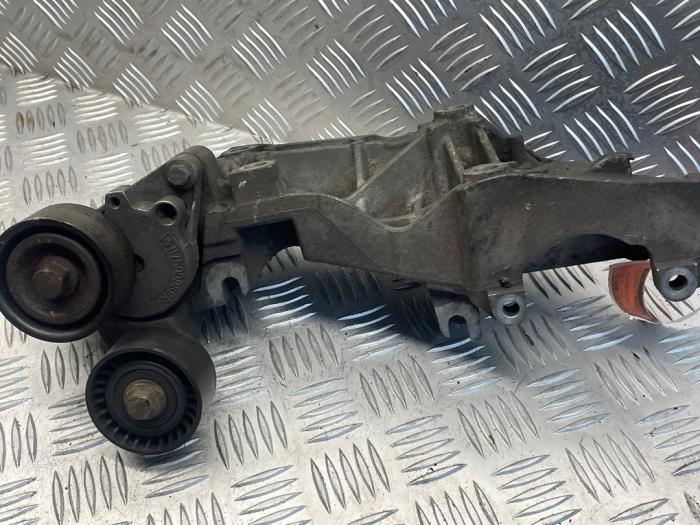 Usagé Support dynamo bas Renault Trafic New (FL) 2.0 dCi 16V 90 Prix € 35,00 Règlement à la marge proposé par EU Engines & Parts BV