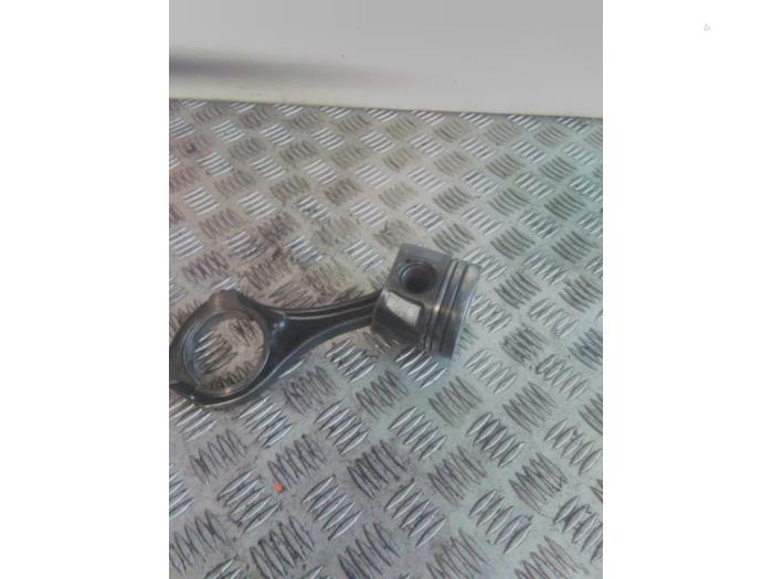 Usados Pistón Mercedes Vito (639.7) 3.0 122 CDI V6 24V Precio € 125,00 Norma de margen ofrecido por EU Engines & Parts BV